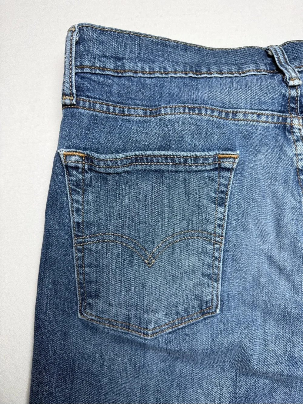 Levi's Men 513 Slim Straight Med-Dark Wash Actual Size 33 x 28 READ DESCRIPTION